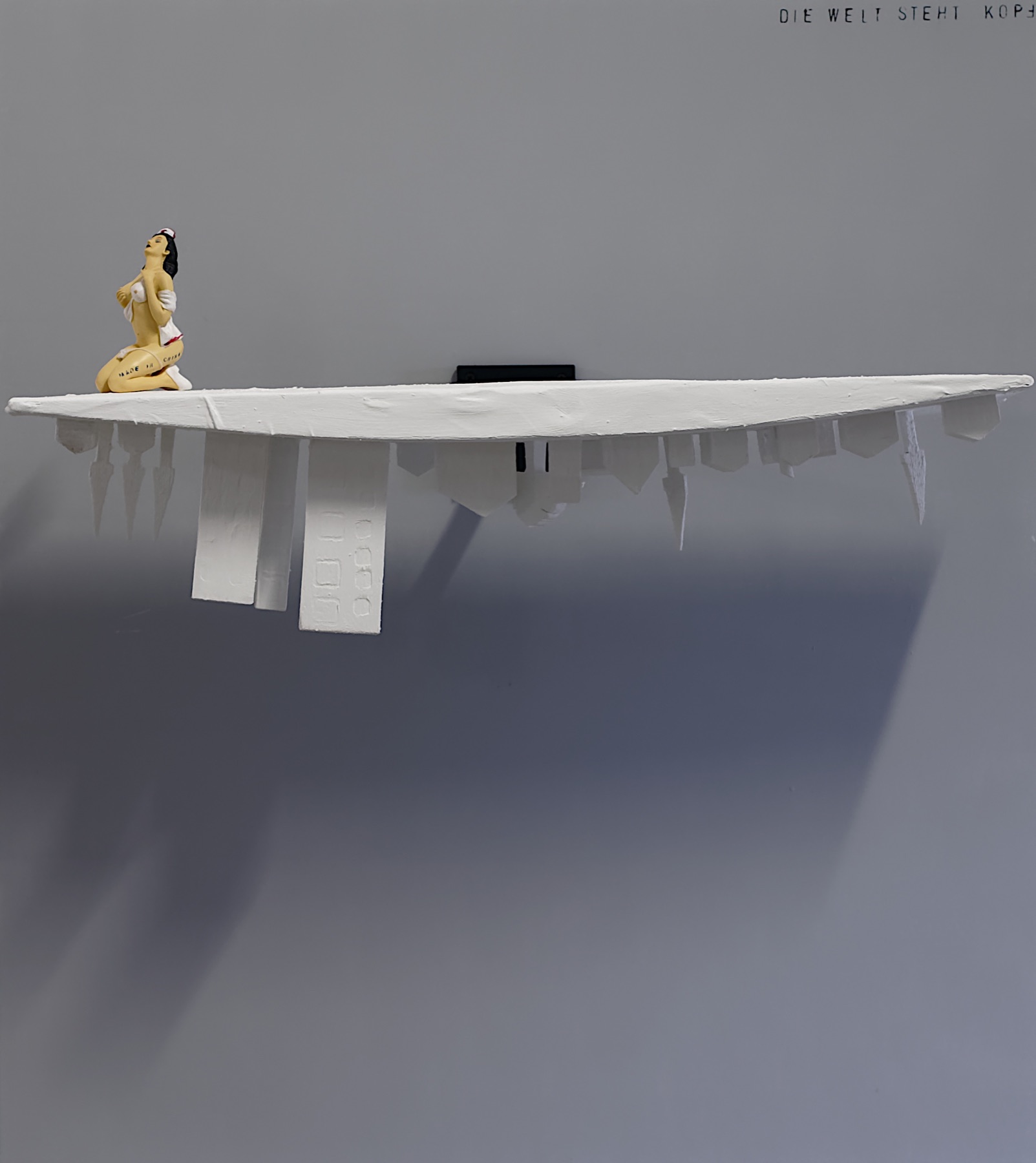 Skulptur auf einer schwebenden weißen Form