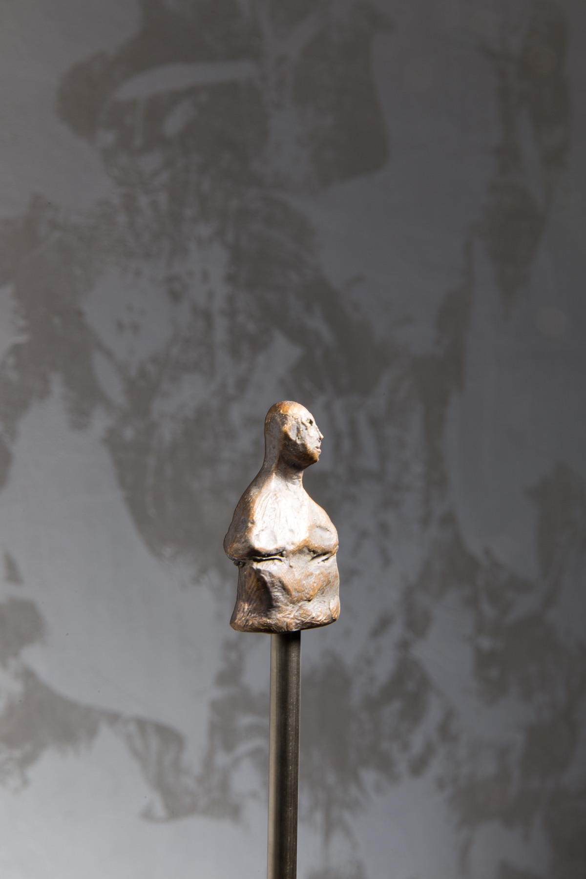 Figürliche Skulptur vor grauem Hintergrund
