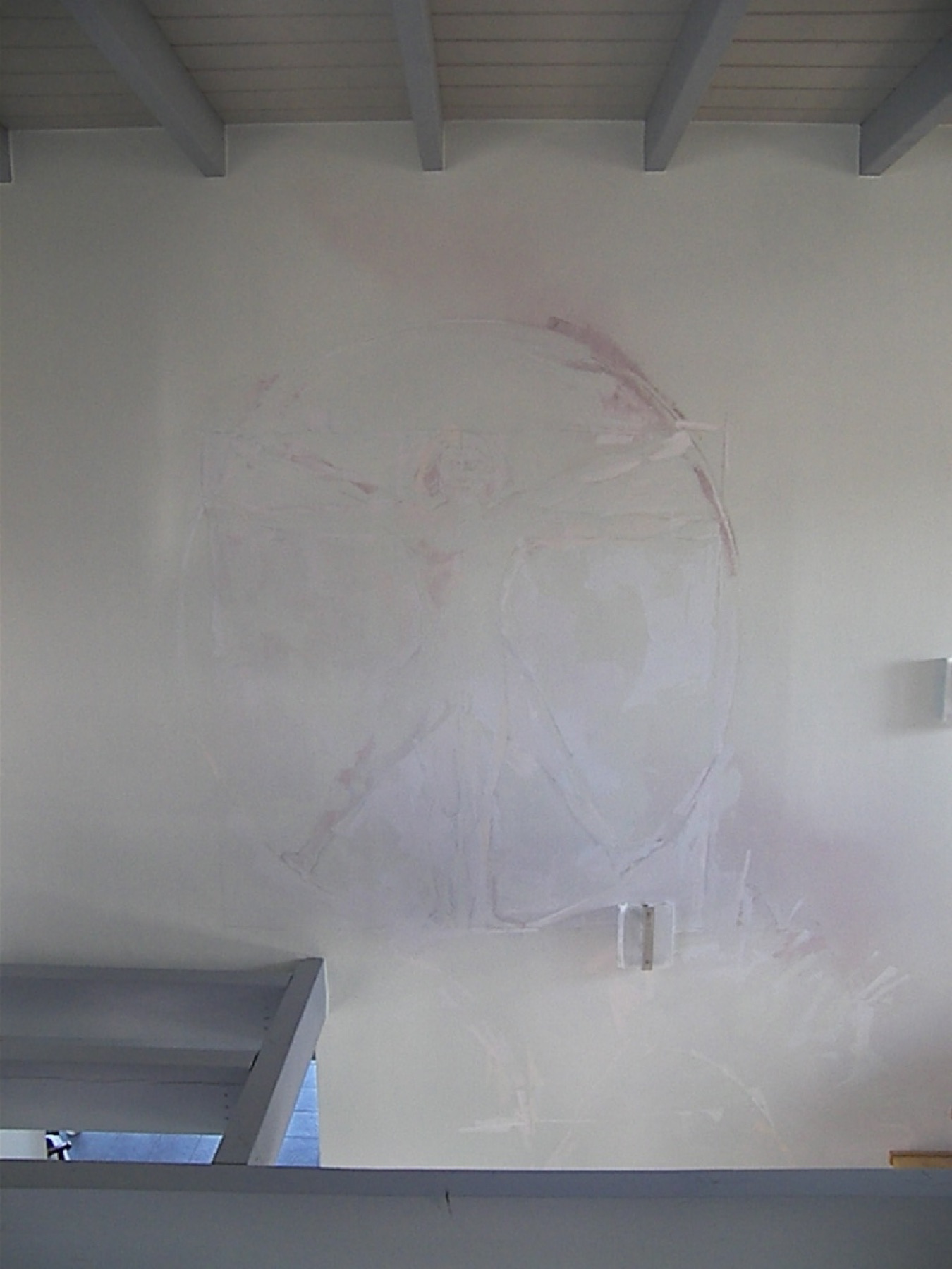 Detail einer hellen künstlerischen Wandgestaltung