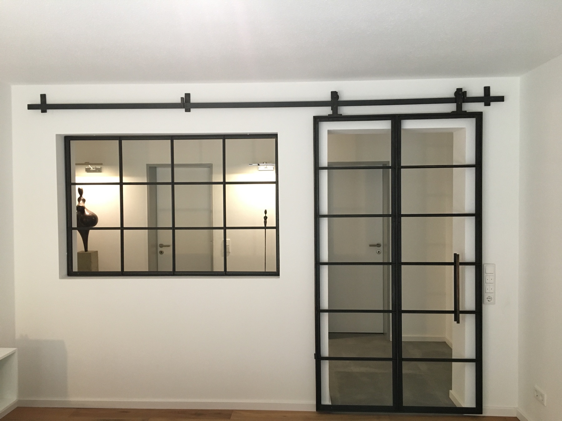 Schwarze Schiebetür und Innenfenster aus Metall