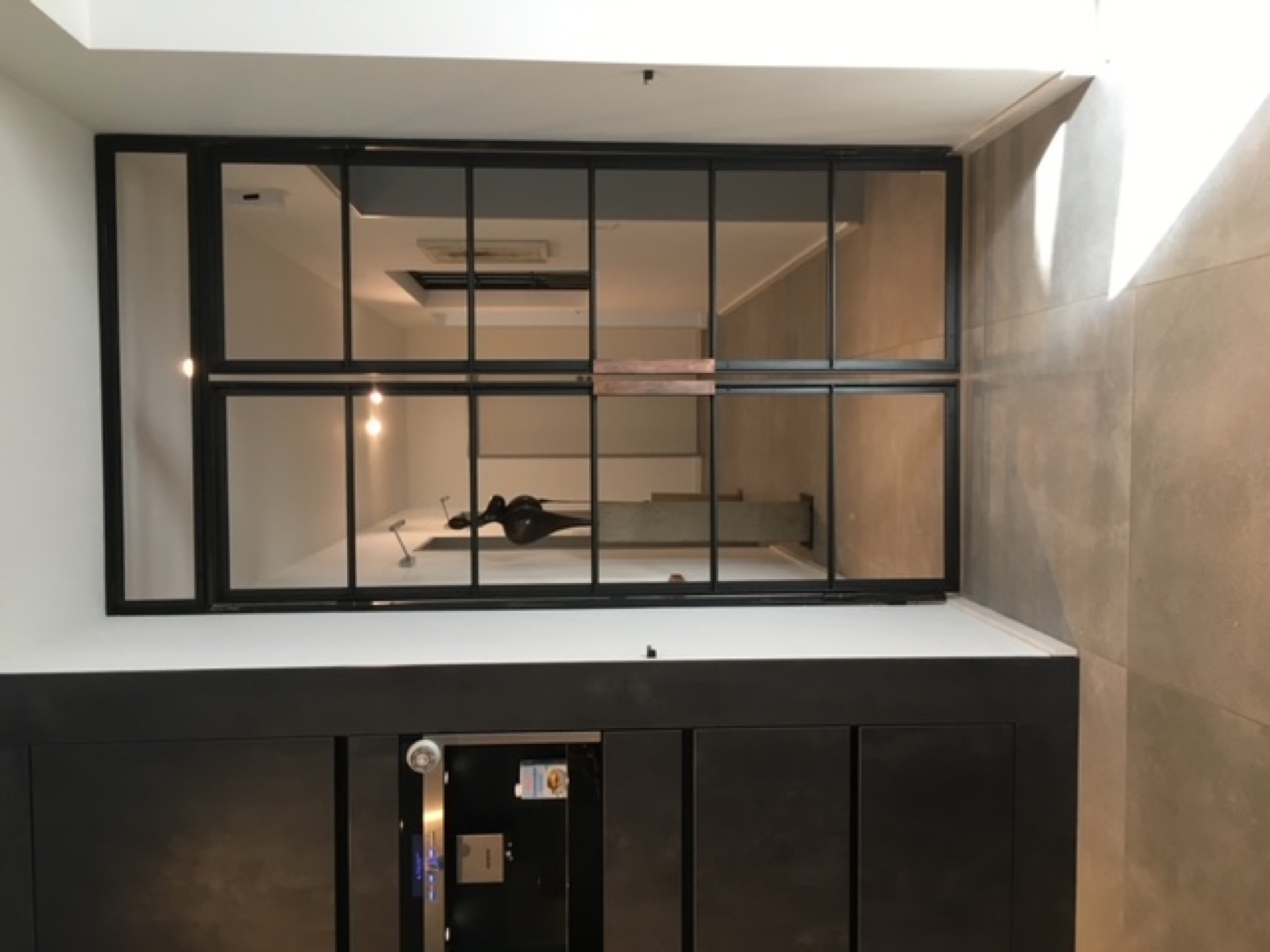 Maßgefertigtes schwarzes Innenfenster