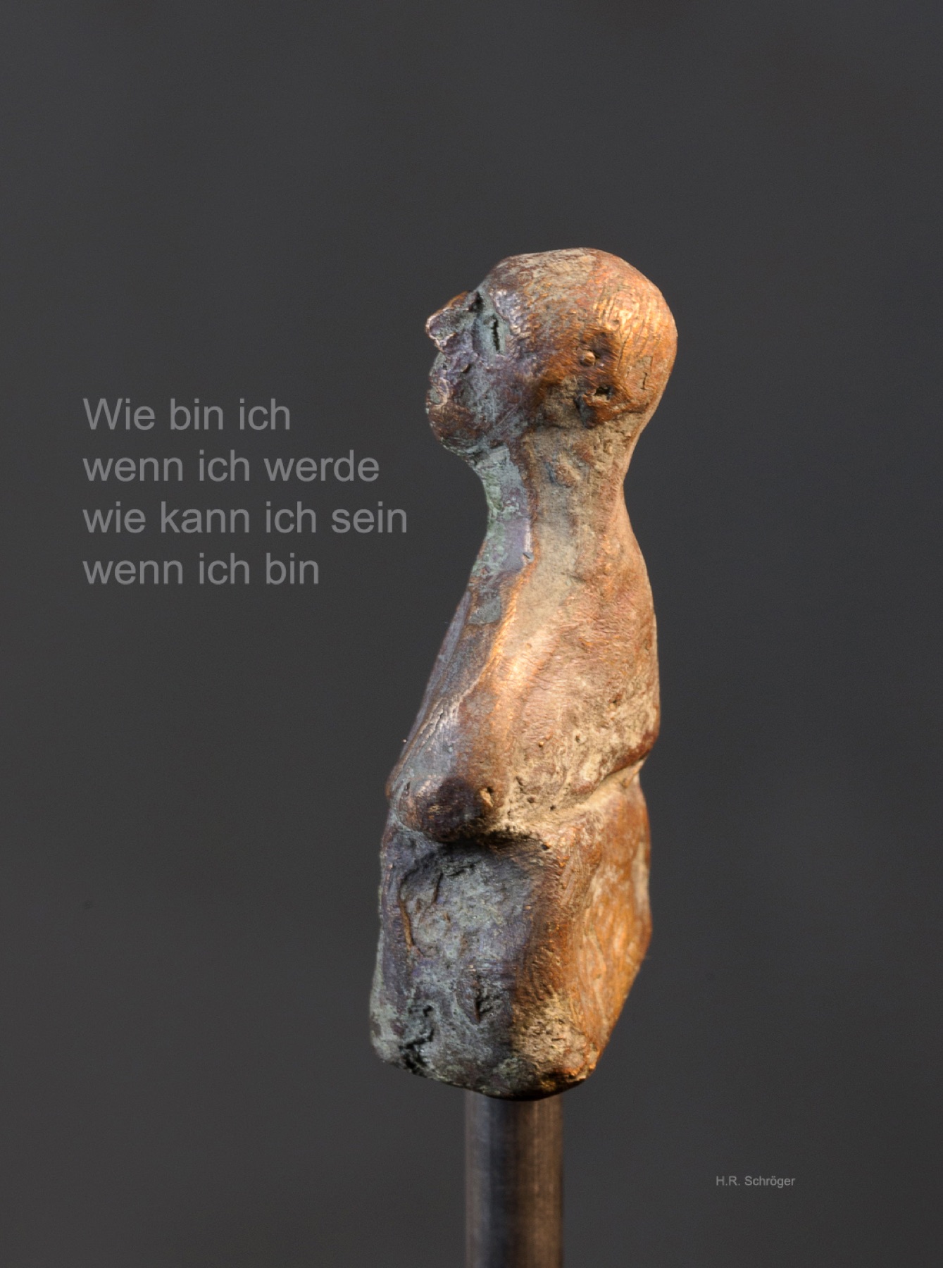 Figur und Schriftzug als künstlerische Arbeit