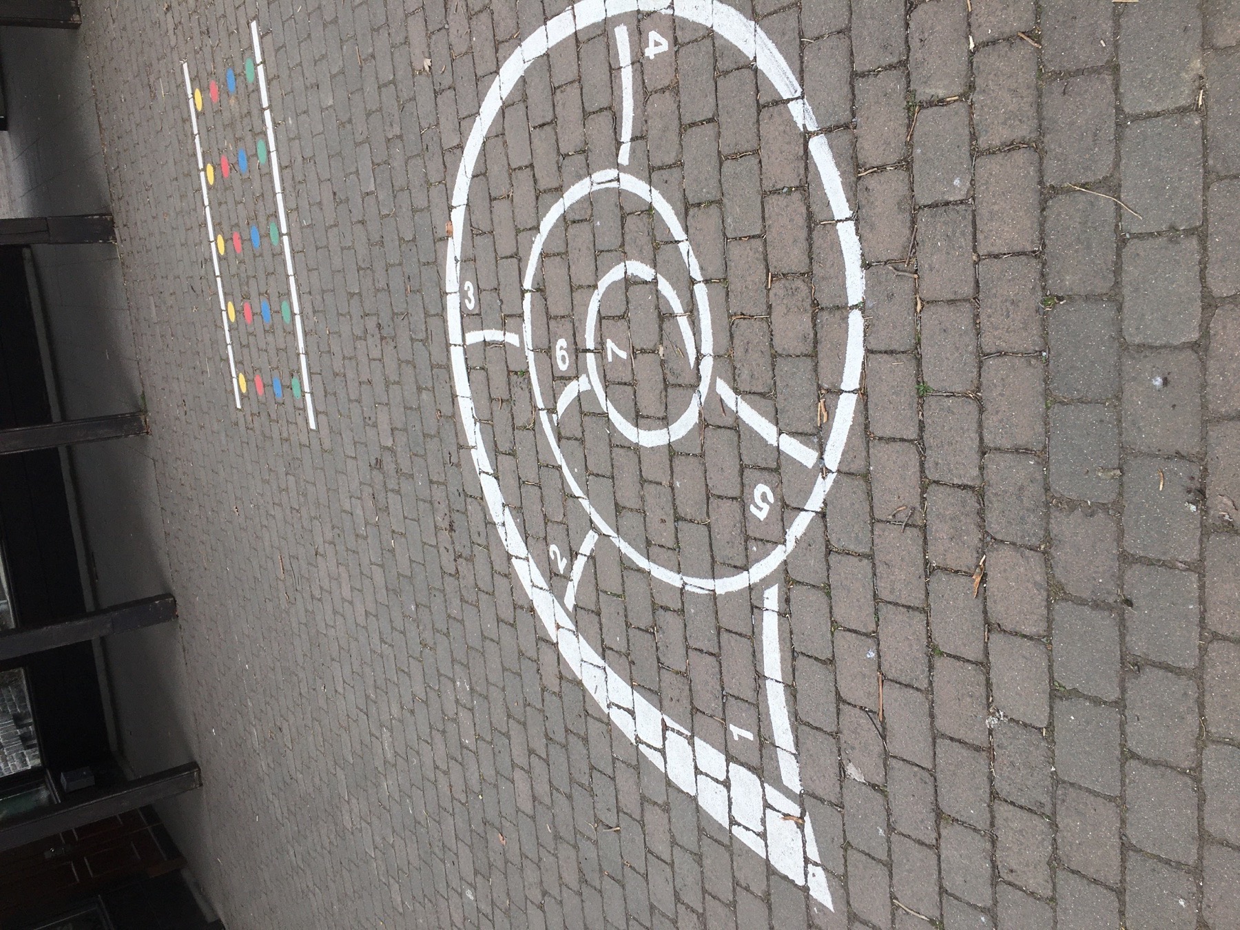 Weißes spiralförmiges Schulhofspiel